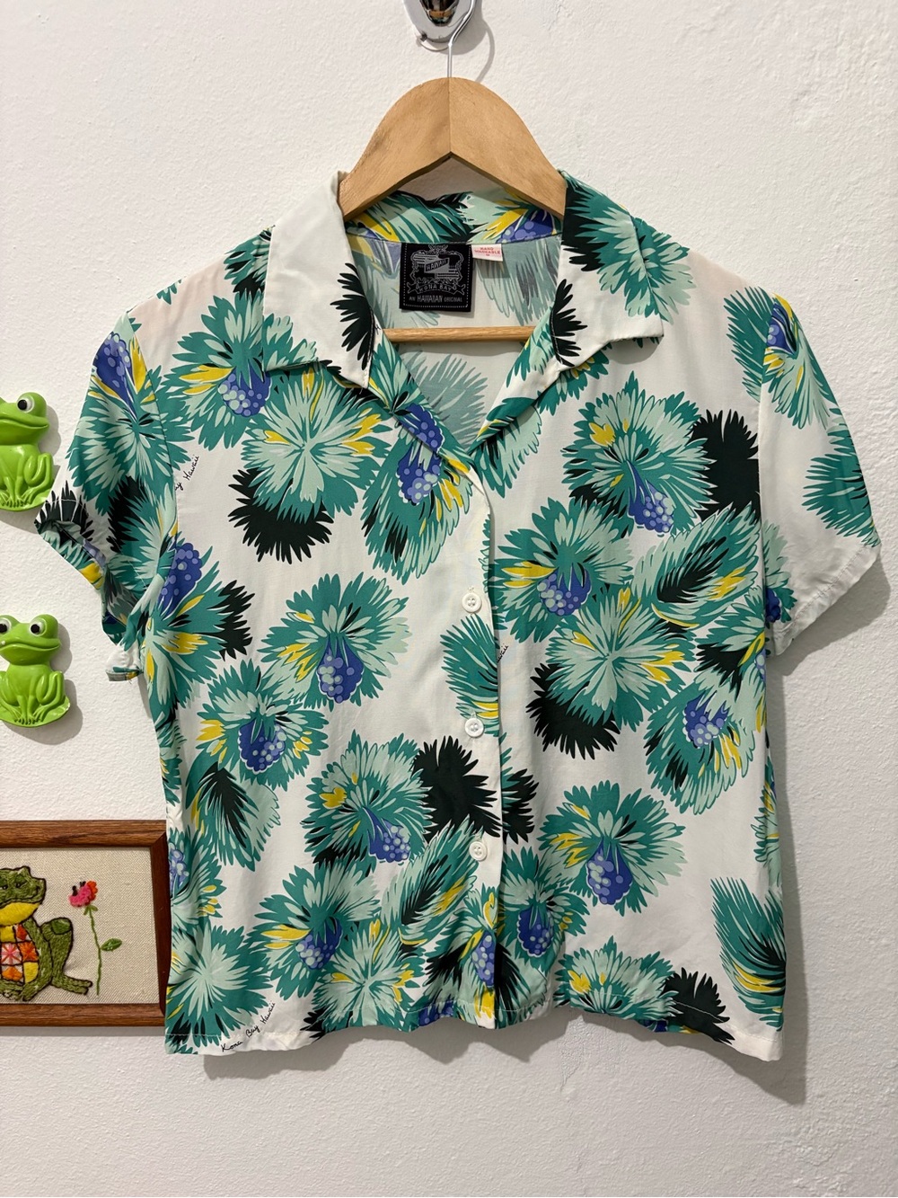 Retro Kona Bay Hawaii Wide Collar Floral Button-Up Rayon Top